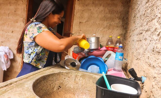Com isso, Maria consegue trabalhar tranquila, em seu primeiro emprego de carteira assinada, enquanto os filhos têm acesso a educação e alimentação de qualidade