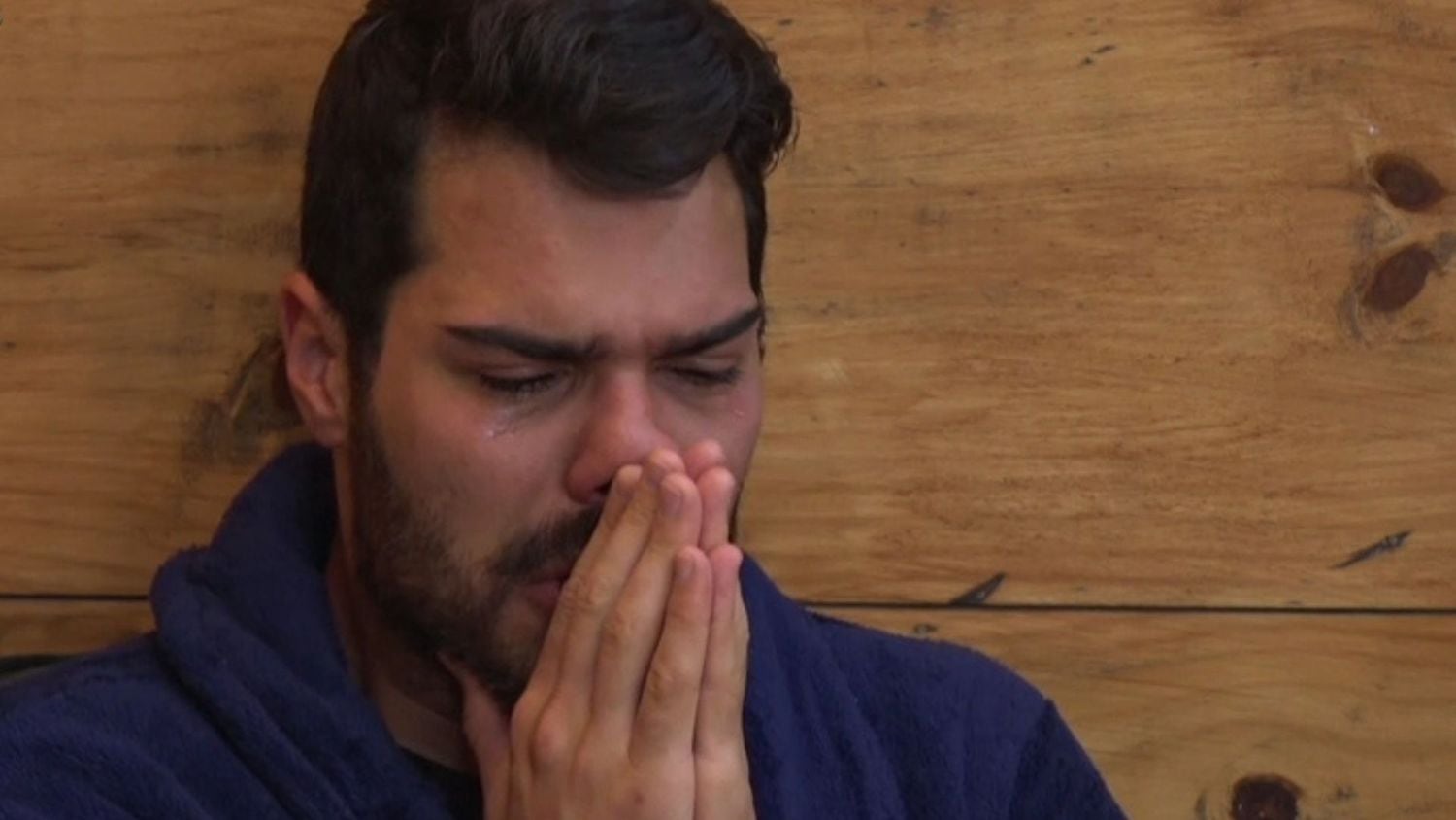 Após votação encerrada, Shay foi o primeiro a voltar para a sede! Logo ao entrar, ele foi recepcionado pelo Grupo B, que o abraçou e
comemorou bastante. Já os peões do Grupo A não ficaram nada felizes