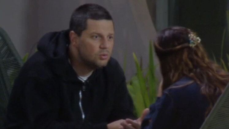 Muito amor envolvido
Além de Erick, Thiago também teve uma relação forte com a Gyselle, que começou a ficar encantada pelo cantor quando eles entraram na Mansão. Os dois passaram a primeira festa coladinhos e por pouco não rolou beijo! A dupla também combinou roupas para o programa ao vivo e o público abraçou o quase casal. Eles chegaram a admitir sentimentos um pelo outro e Servo ainda disse que tinha ciúmes da crush