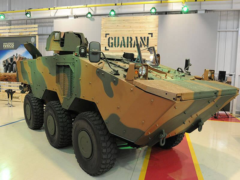 Os blindados Guarani também têm sistema de Gerenciamento de
Campo de Batalha, sistema de Consciência Situacional, torre automática com
canhão 30mm, visão noturna e reparo automatizado para metralhadora .50 ou
7,62mm