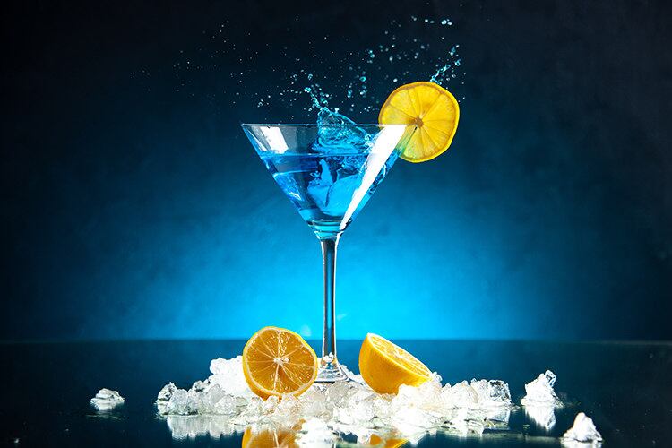 Dry Martini - Coloque num copo misturador 90 ml de gim, 3 gotas de vermute e 3 cubos de gelo. Mexa bem. Passe a bebida no coador e coloque numa taça gelada. Torça uma casca de limão sobre o drinque e acrescente sumo. Ponha uma azeitona se quiser.