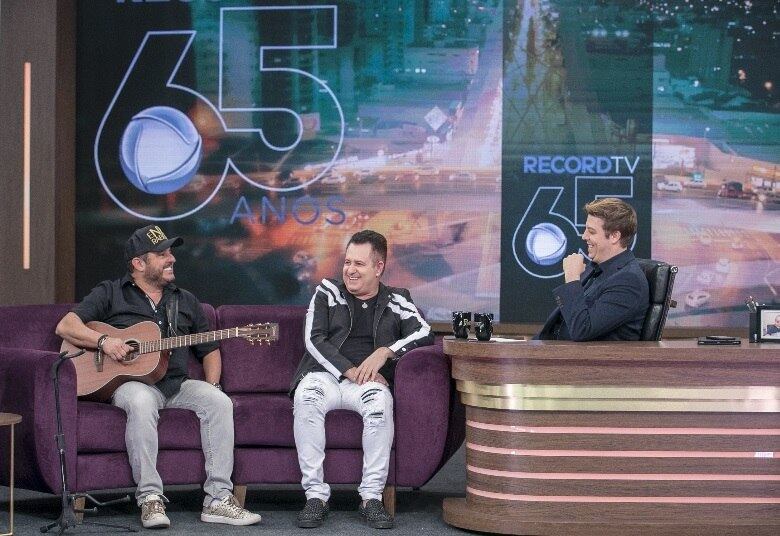 Um fim de noite regado a boa música, muita
conversa e brincadeiras. O talk show relembra a participação dos cantores em
várias atrações de grande repercussão da Record TV — que comemora 65 anos neste mês
