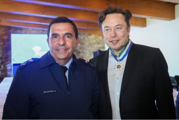 Satélites brasileiros serão lançados pelo foguete Falcon 9, da empresa de Elon Musk (à direita)
