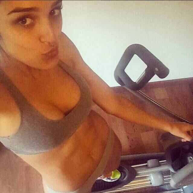 1) Quando ela postou essa foto no Instagram e zoou suas olheiras, mas não deixou esquecerem de seu tanquinho.

— Temos olheiras? Temos! Mas temos um belo abdômen tmb, não podemos negar! (sic)