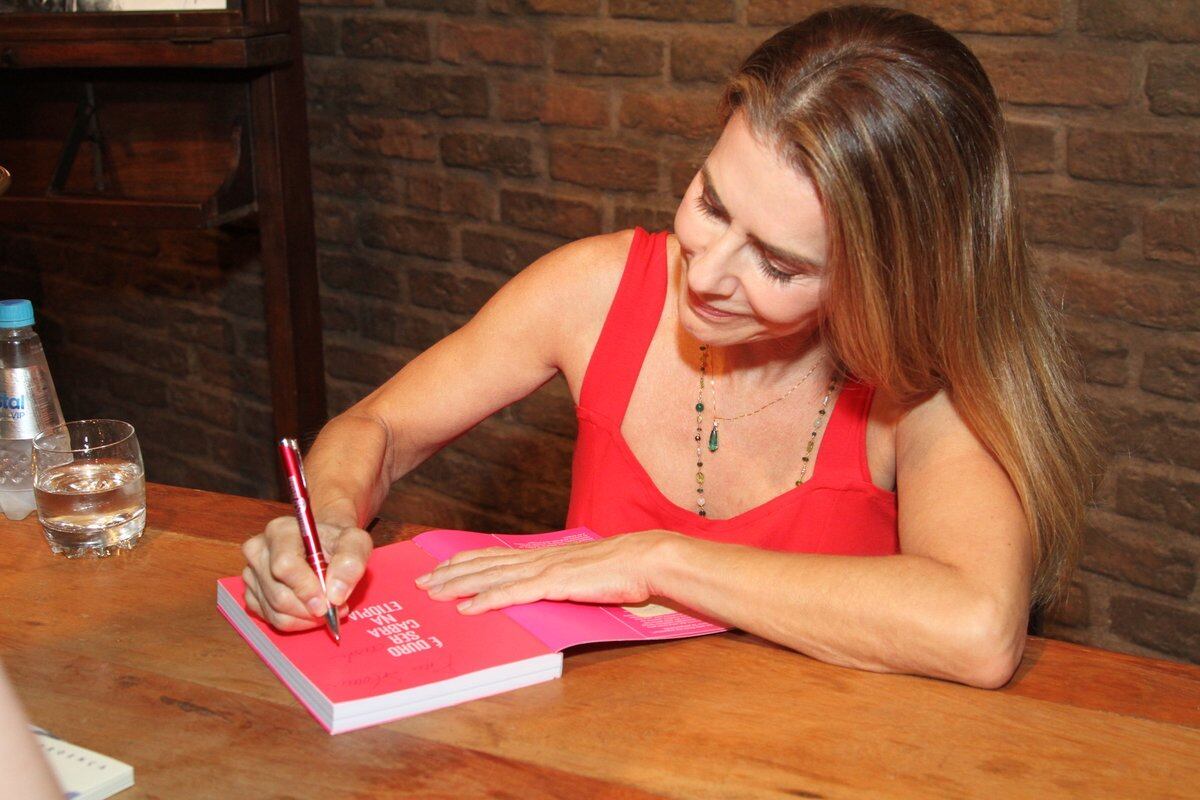 Após a apresentação, a atriz autografou alguns de seus livros