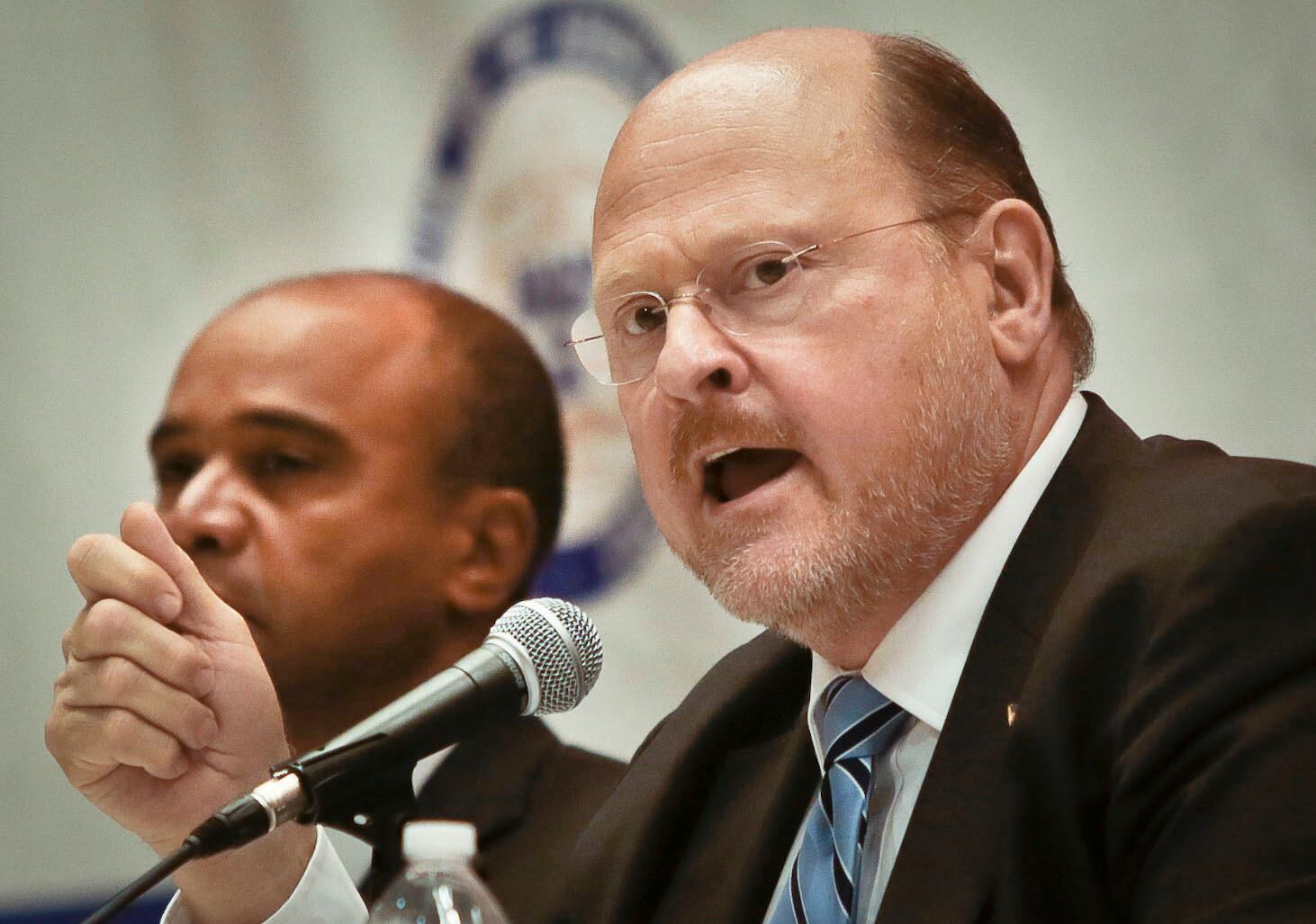 Joseph Lhota, candidato do Partido Republicano para as eleições desta terça-feira, tem apenas 23% das intenções de voto, segundo pesquisa do jornal The New York Times, e é tido como um concorrente "pouco carismático", de acordo com a agência de notícias AFP.

Mais de 40% das pessoas que afirmaram votar em Lhota na pesquisa do The
New York Times disseram também que sua experiência profissional é o
principal fator para que ele seja escolhido como prefeito