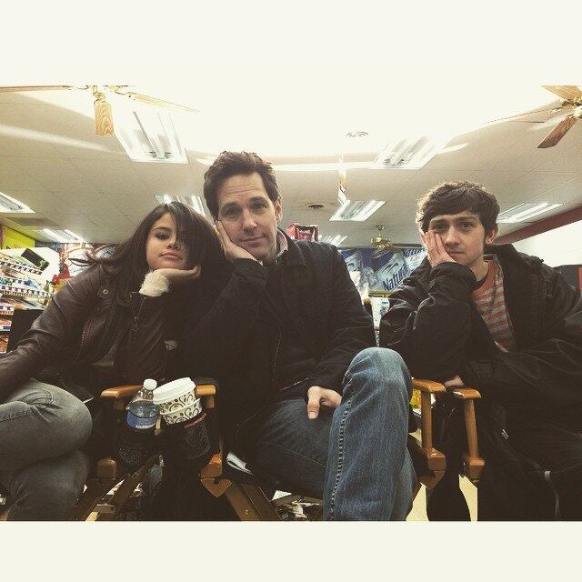 Além de voltar a trabalhar em sua música, Selena Gomez também retornou aos sets de filmagens! Ao lado de Paul Rudd, a atriz emplacou um papel no filme The Revised Fundamentals of Caregiving