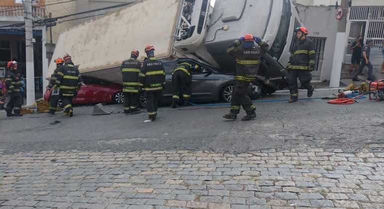 O caminhão frigorífico esmagou os carros na zona leste de São Paulo