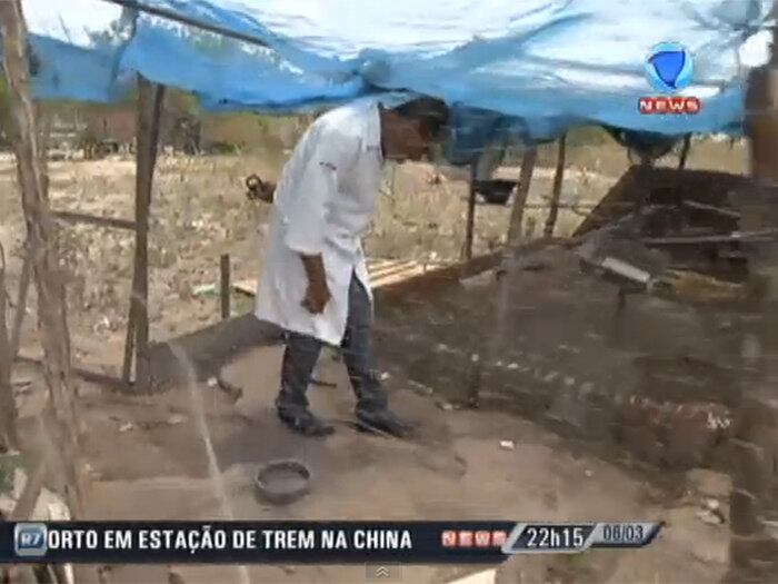 

Com muito cuidado, o veterinário Luciano Muritiba examina os
cercados aonde estavam os animais e conclui. “Pelas evidências, foi um ataque
de cães. Eles vieram em grupos e pelo instinto, devem ter atacado os animais”

