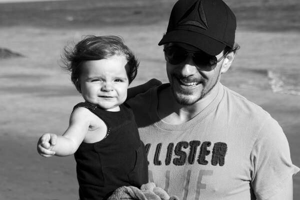 Na página do Facebook de Fabian há fotos do empresário com filho Max e a criança no colo da mãe