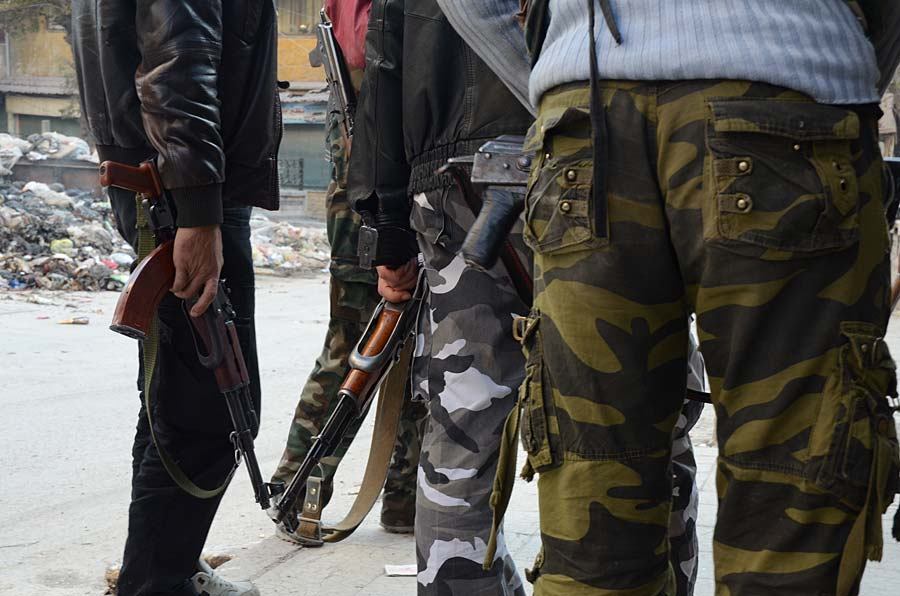 Nessa galeria de fotos, o internauta do R7 vê de perto a destruição da cidade de Aleppo, flagrada pelas lentes do fotojornalista brasileiro Edrien Esteves. Leia a reportagem completa