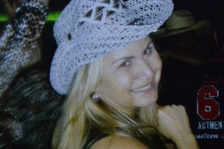 O casal foi até uma varanda e a doméstica foi atacada com uma faca. Ela morreu no local. Em seguida, o pintor foi agarrado por frequentadores e seguranças do clube