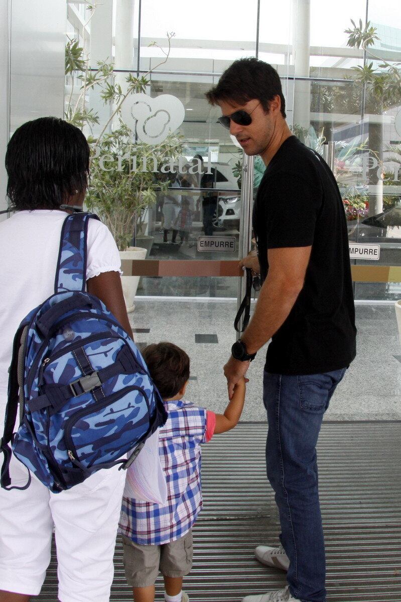 Pedro estava de mãos dadas com o pai, todo estiloso para conhecer o irmãozinho mais novo