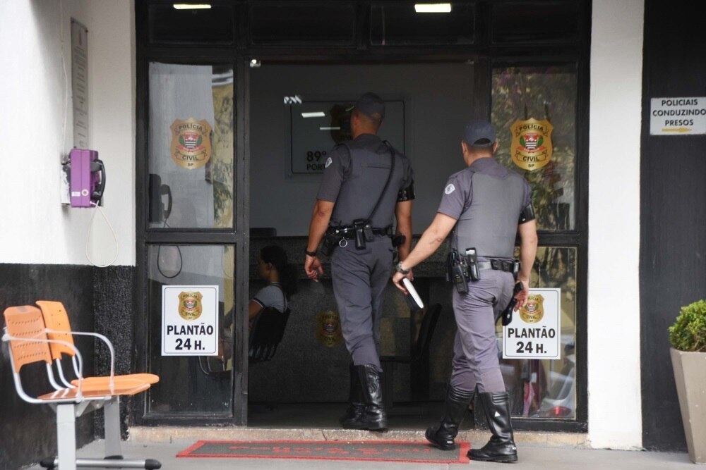 Movimentação no 89º DP, onde caso é investigado