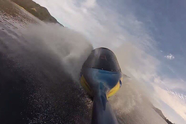 As barbatanas são fixadas na lataria, como se fossem de peixe, permite o movimento em qualquer direção em cima da água e...