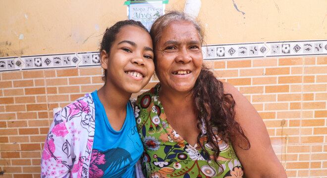 A doméstica Maria Amélia com a filha, Raquel, que estuda em escola da Nova Canaã