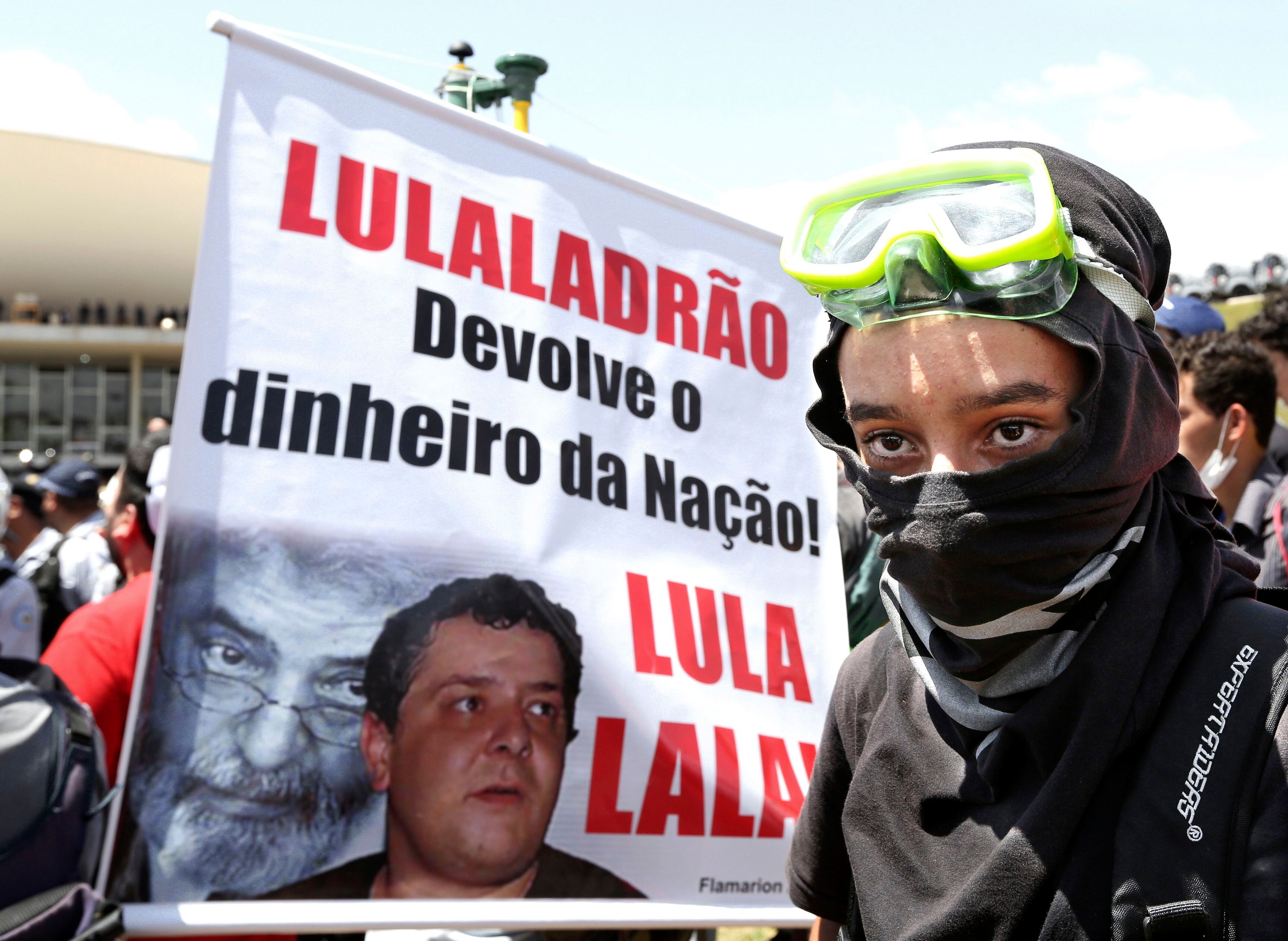 Em Brasília (DF), o ex-presidente Luis Inácio Lula da Silva também foi alvo dos protestos