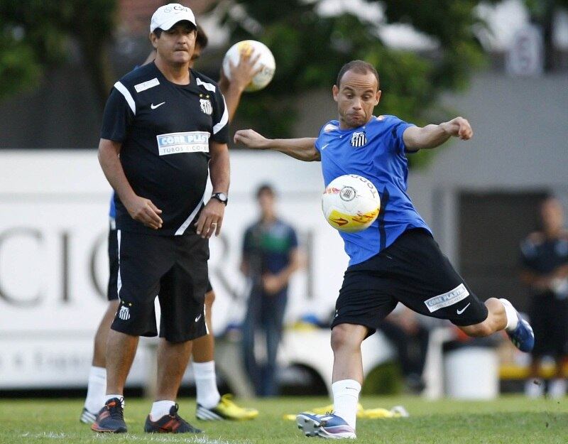 Lateral esquerdo do Santos, Léo é titular no esquema de Claudinei Oliveira. Com a chegada de Mena, ele corre o risco de perder a vaga. Mesmo assim, o atleta de 38 anos já manifestou interesse de fazer algumas partidas no meio-campo