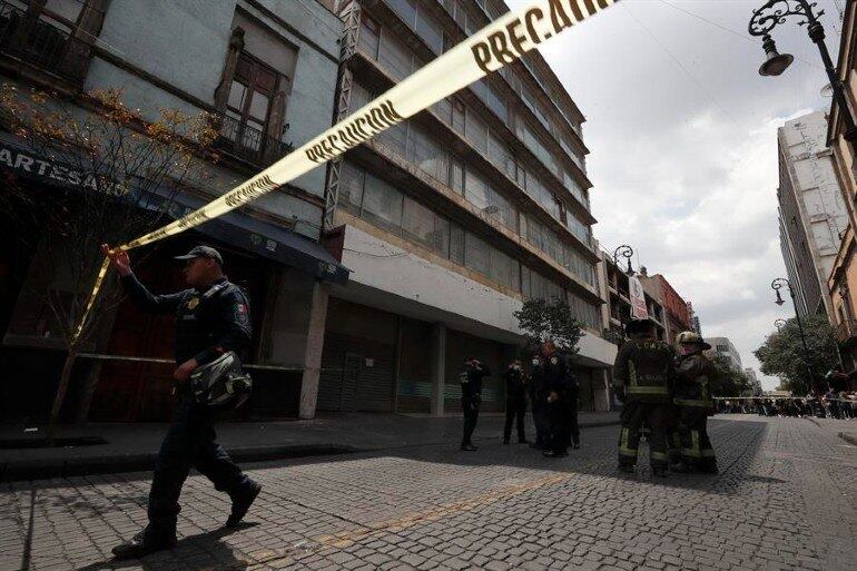 Polícia isola prédio que sofreu danos estruturais em decorrência do terremoto
