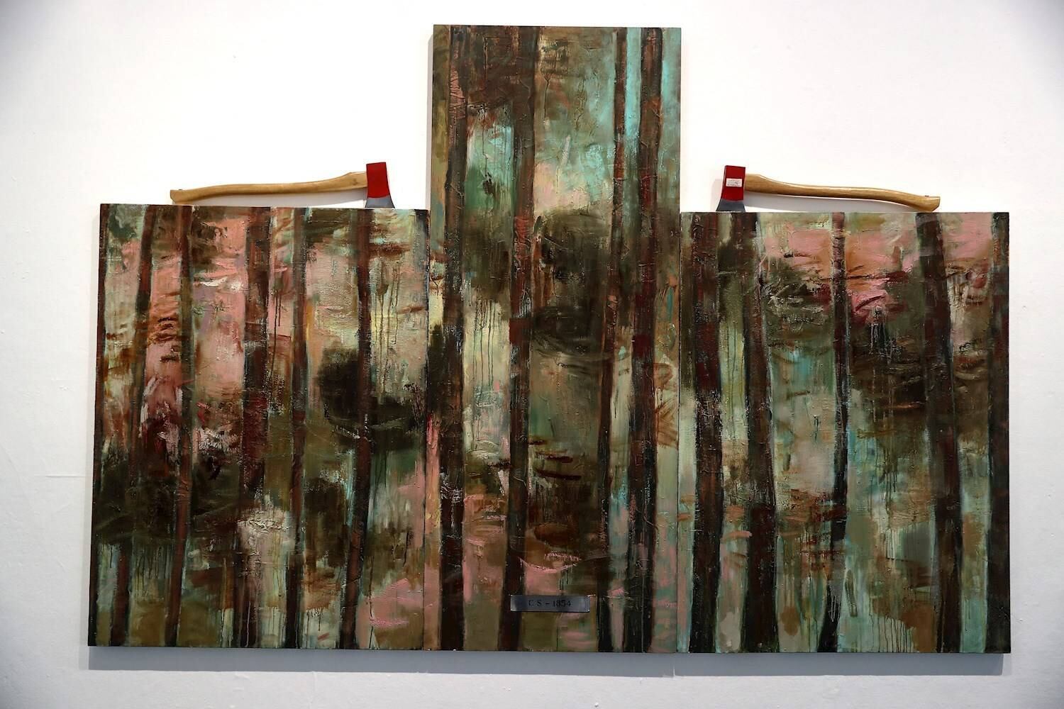 BRA50. SAO PAULO (BRASIL), 03/09/2021.- Fotografía de una obra de la exposición "The Spotted Owl" de la artista Jaune Quick-to See Smith ayer, durante la apertura para medios de la 34ª edición de la Bienal de Sao Paulo (Brasil), bajo el título "Aunque está oscuro, todavía canto". Con más de 90 artistas y un millar de obras, la 34ª edición de la Bienal de Sao Paulo abrirá sus puertas este sábado con la misión de "abrazar la ciudad" y arrojar luz pese a la "oscuridad" que ha marcado el mundo en los años de la pandemia. EFE/ Sebastião Moreira