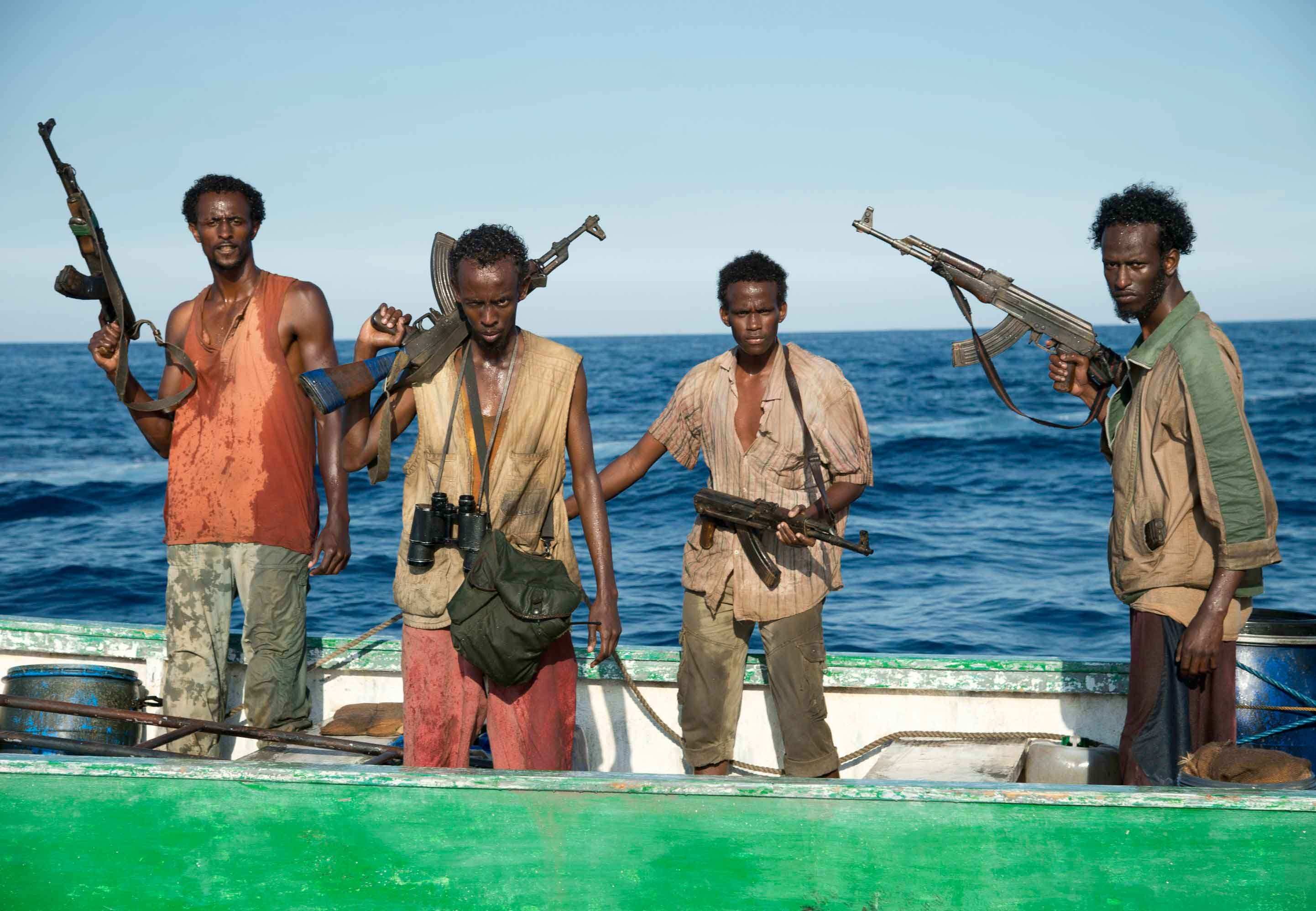 Para dar mais veracidade a produção, o diretor Paul Greengrass fez uma escolha acertada. Em vez de procurar atores para viver os vilões do filme, ele escolheu pessoas de origem somaliana e os transformou em verdadeiros piratas. Barhad Abdi, que interpreta de maneira fascinante e assustadora Muse, o líder do bando, mora nos Estados Unidos desde os 14 anos e trabalhava como motorista