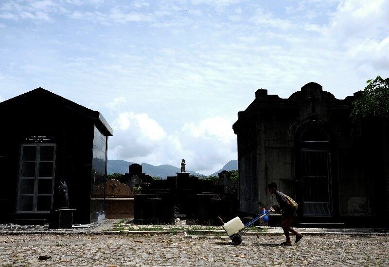Antes de chegar ao local, porém, o mesmo Gabriel levou água, sabão líquido e bucha para o cemitério para fazer a limpeza dos túmulos. Além da limpeza de lápides e túmulos, as crianças também são comumente flagradas vendendo flores e velas
