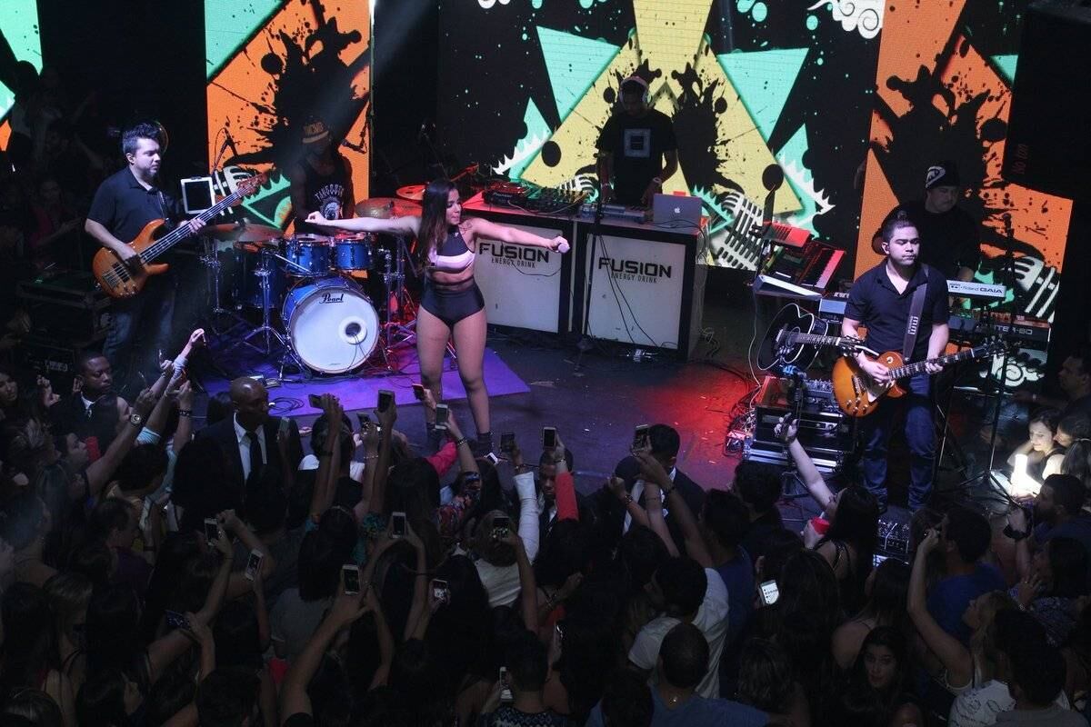 Que corpão! Anitta abusa do rebolado e sensualiza em show no Rio de Janeiro