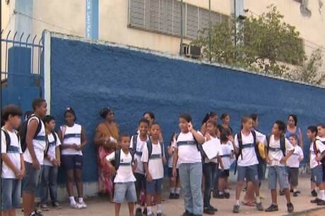Os alunos em fase de alfabetização reclamam da falta de professores