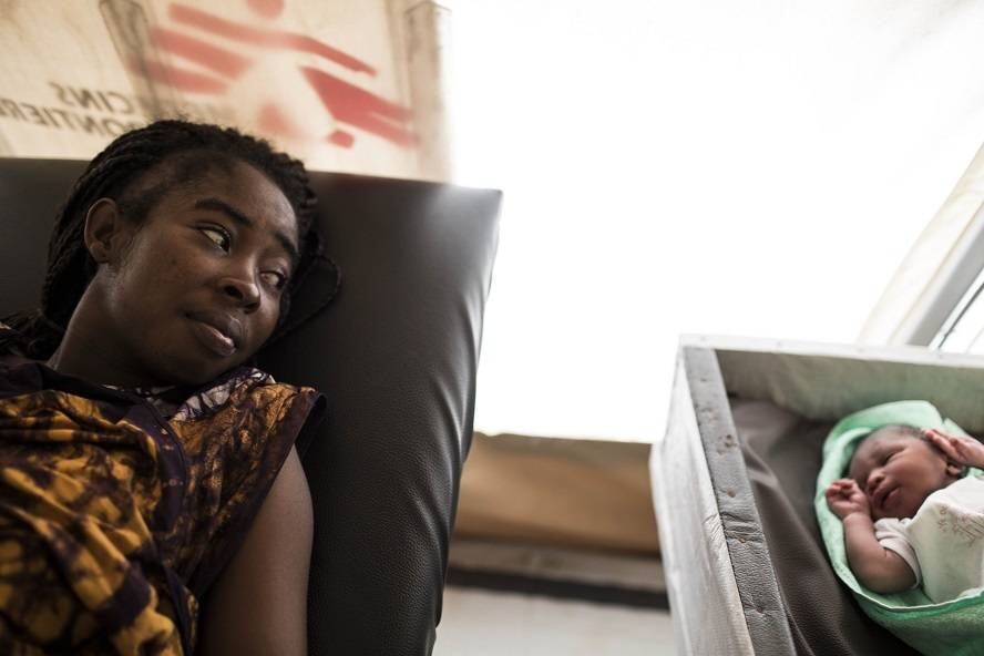 A população civil da RCA tem enfrentado um alto índice de violência extrema, como saques, roubos e assassinatos por parte dos grupos armados. Os esforços internacionais para proteção dos cidadãos, de acordo com a MSF, caracterizam o descaso dos países na intervenção no conflito. 

A Organização das Nações Unidas (ONU), assim como países mantenedores, precisam mobilizar seus esforços para garantir que as atrocidades cometidas contra a população sejam impedidas por força maior 