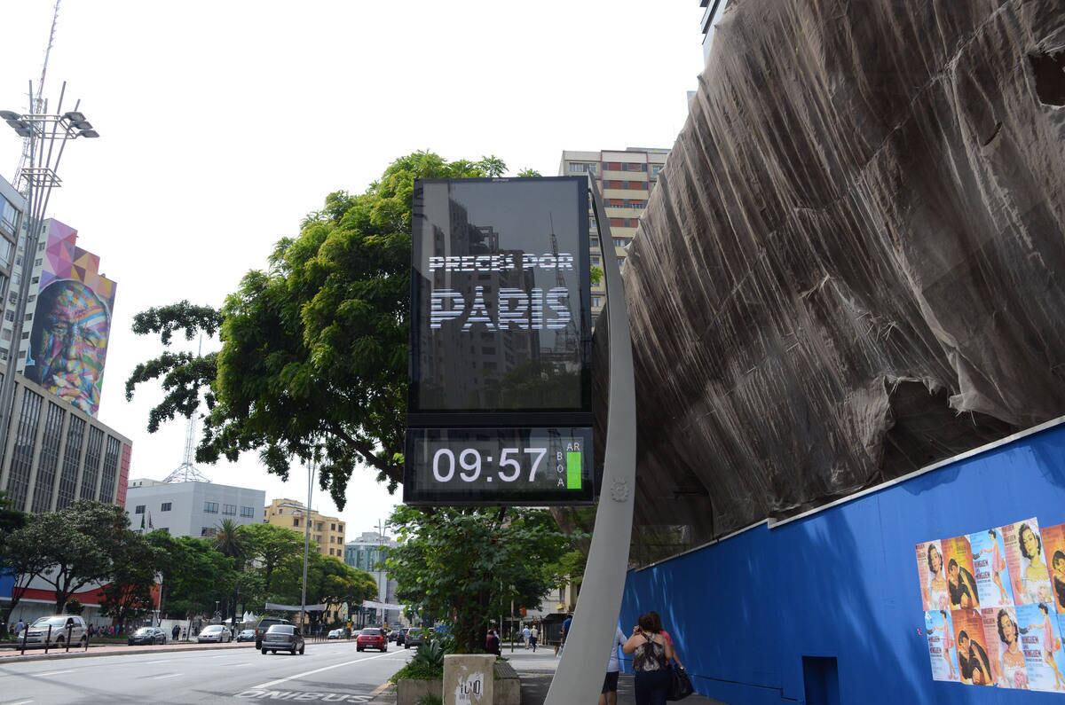 Em São Paulo, relógio da avenida Paulista exibe a frase "Prece por Paris"