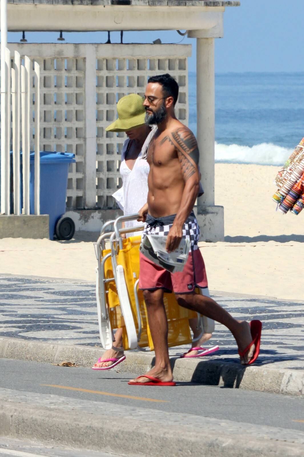 Carolina Ferraz tomou sol com o namorado