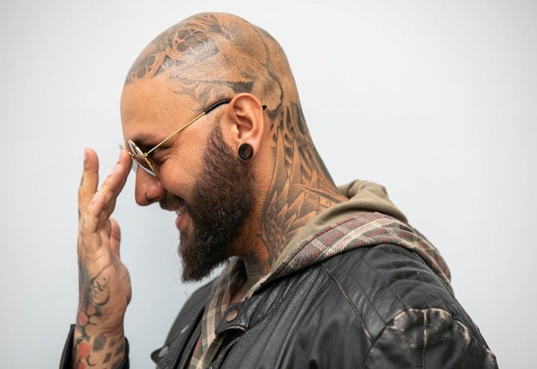 O roqueiro
chegou a ser desafiado por um outro competidor no programa de estreia, mas
manteve a cadeira de finalista

+ Jurados revelam o que vão levar em conta na avaliação dos competidores
