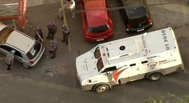 Vigilantes do carro-forte ainda trocaram tiros com o grupo armado
