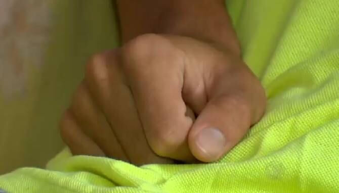 A presença de policiais militares no bairro é constante por causa dos
bailes funk, que acontecem todos os finais de semana. Devido a isso, a família
teve represálias