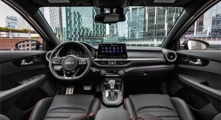 Modelo traz central multimídia do tipo flutuante com conexão com smartphones