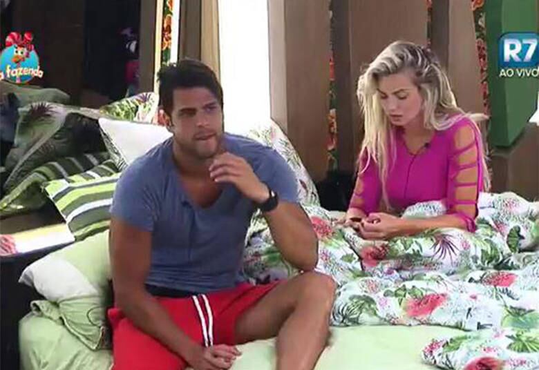 Mas a relação de Marcelo e Veridiana
também foi marcada por muitas brigas. As discussões entre o casal eram
praticamente constantes, o que levantava alguns questionamentos de até quando
duraria a paixão

+ "Eu prefiro esquecer a Mara como jogadora", diz Douglas sobre ex-peoa de A Fazenda
+ Peões relembram trajetória de Amaral no reality e Rayanne afirma: "Ele é um cara muito iluminado"
+ Em atividade, Minerato fala sobre Thiago Servo: "Por mais que eu queira ele não vai sair da minha vida"

