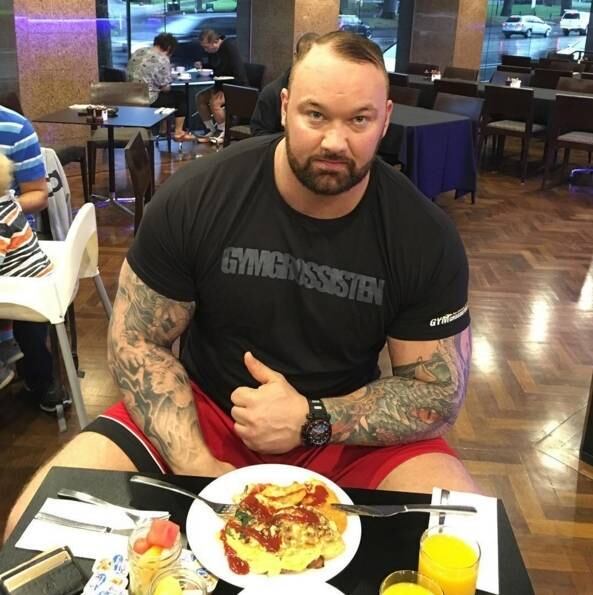 Para que Bjornsson tenha força para competir entre os homens mais fortes do mundo, é preciso uma dieta de batalhão. Ele revelou parte dela em um dos seus posts no Instagram. Olha só...