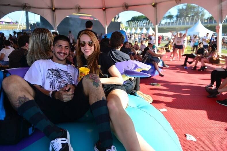 Na
área de descanso, o casal Isabel e Gabriel, de Balneário Camburiu, estão muito
felizes com a estrutura do Festival. Para curtir os dois dias, eles
desembolsaram R$ 4 mil
