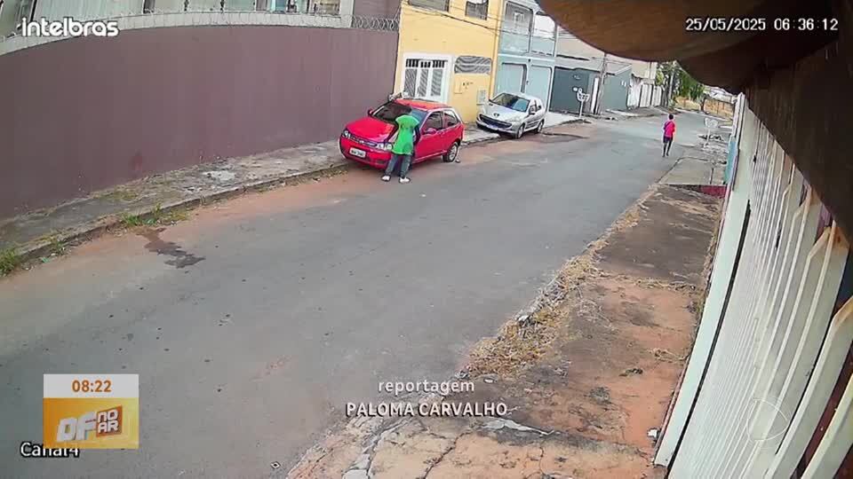 Furto de bateria de carro em Arniqueira (DF) é registrado por câmeras de segurança