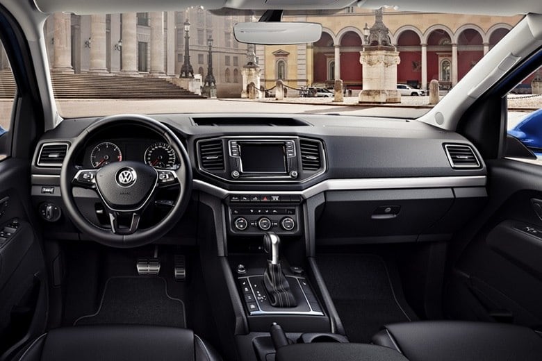 Pela imagem, percebe-se que há o aprimoramento de materiais de alta qualidade, com excelente forração em couro. Segundo o site Carscoops, haverá uma tela multifuncional de alta resolução compatível com o sistema operacional Apple CarPlay e Android Auto