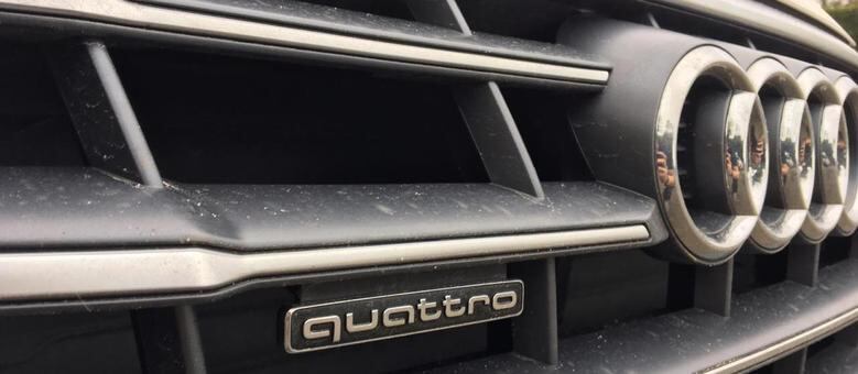 O carro é equipada com tração integral Quattro