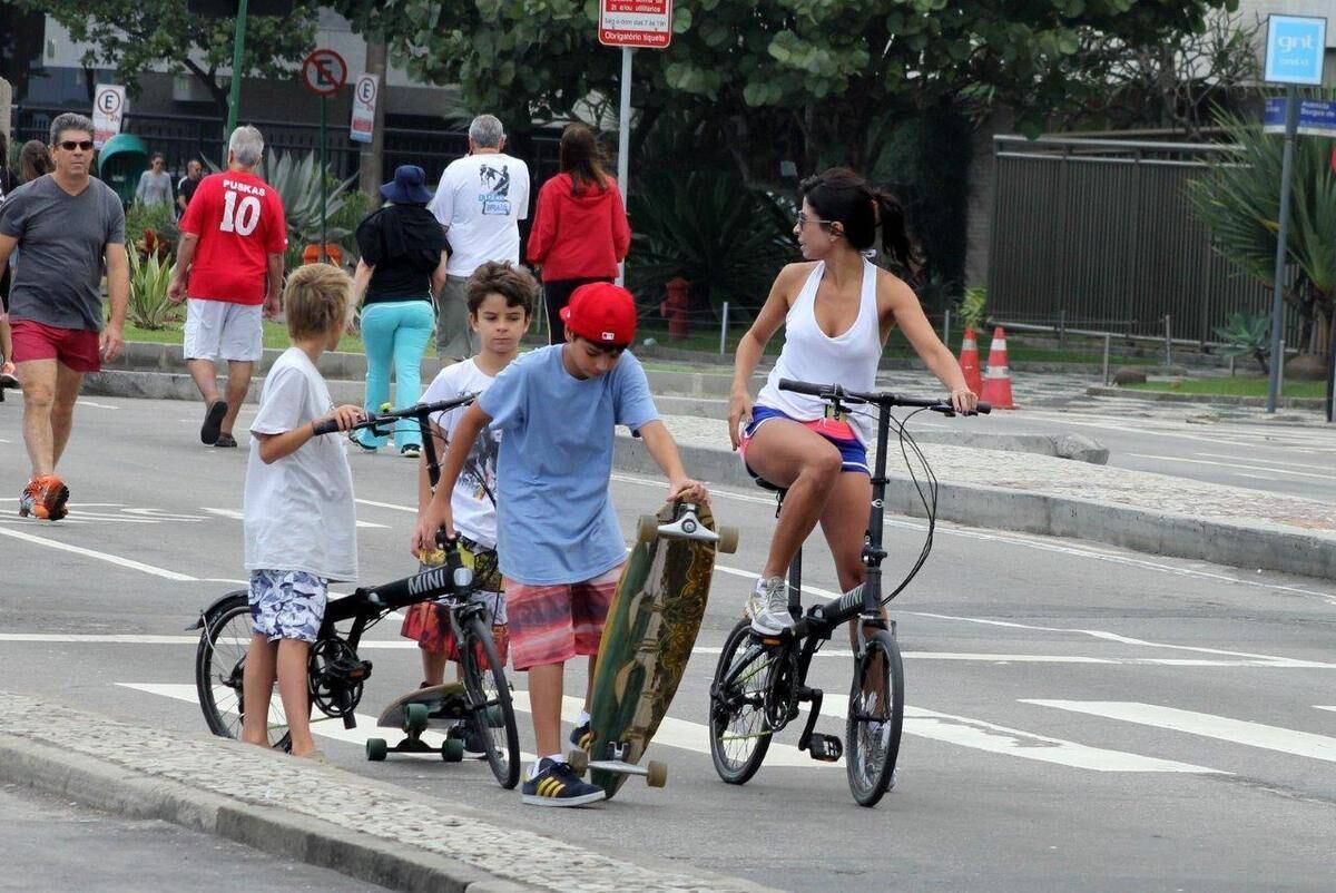 Mãezona sarada! Ana Lima leva os filhos para se divertir e comemorar Dia das Mães