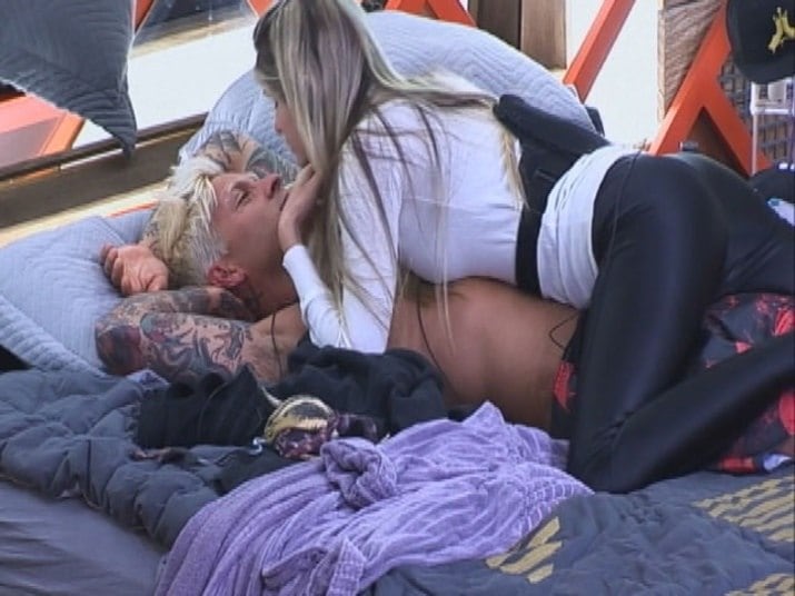 Quem também bota fé no romance de Bárbara e Mateus Verdelho é Monique Evans, mãe da peoa. Mas ela não quer saber de sustentar um possível neto.

— Não sei se eles transaram, nem se ela está grávida. Mas se estiver, terá que trabalhar para cuidar dele, pois não tenho mais dinheiro para sustentar uma criança. Afinal, estou desempregada.  

