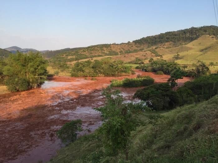 Rio Doce, a 100 km de distância de Mariana, já sofre devastação