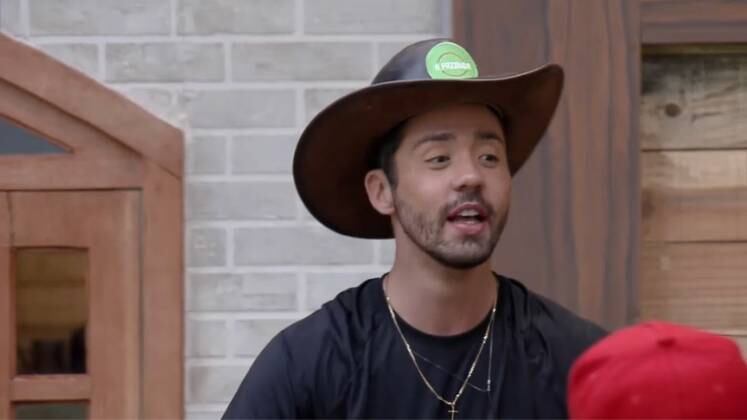 Prova do Fazendeiro

Rico garantiu o Chapéu pela segunda vez na sede na quarta (17). O humorista venceu Solange e Valentina e garantiu um lugar no Top 10 do reality. Na arena do Fazendão, Solange se emocionou ao não ser salva no Resta Um e foi consolada pelo novo Fazendeiro: "Agora, você é a minha prioridade". 
