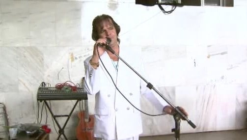 O sósia acredita que canta para mais de 70 mil pessoas quando passa todo o dia na Rodoviária