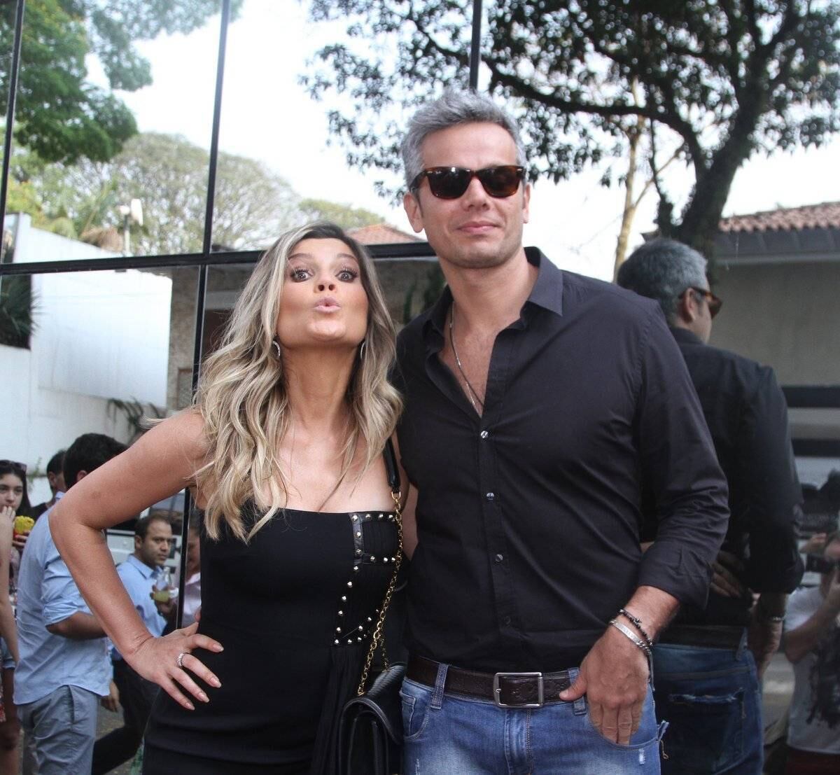 Flávia Alessandra estava tão animada que até mandou um beijinho para o fotógrafo