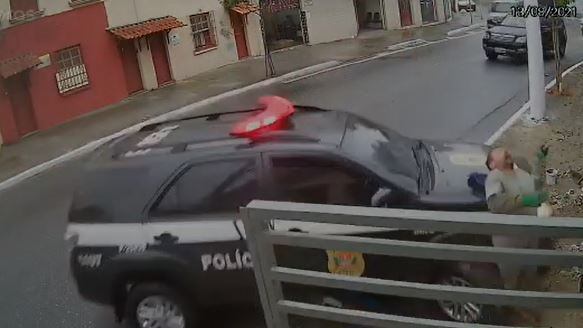 Pedreiro é atropelado por viatura da Polícia Civil