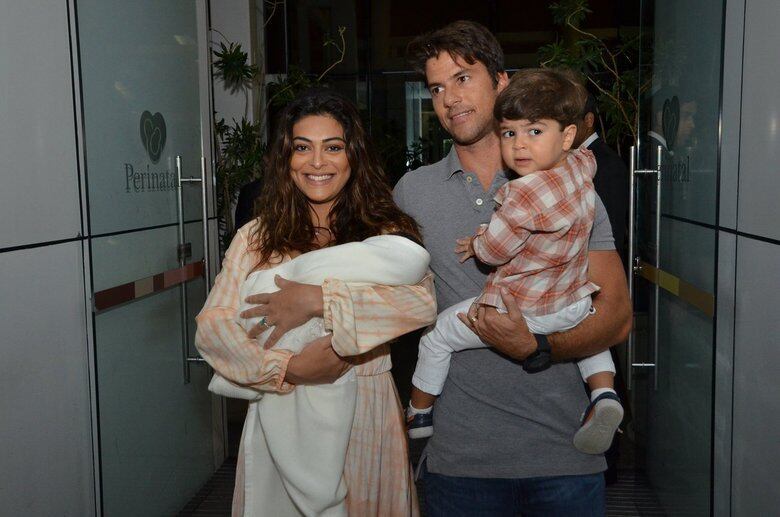 Juliana Paes deixando a maternidade ao lado da família