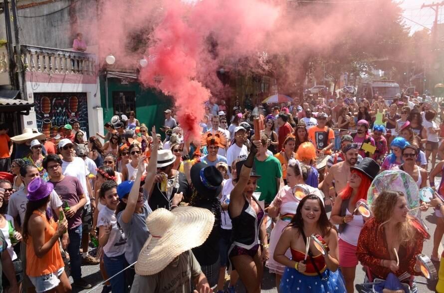 O bloco toca e canta músicas populares dos anos 80 e 90